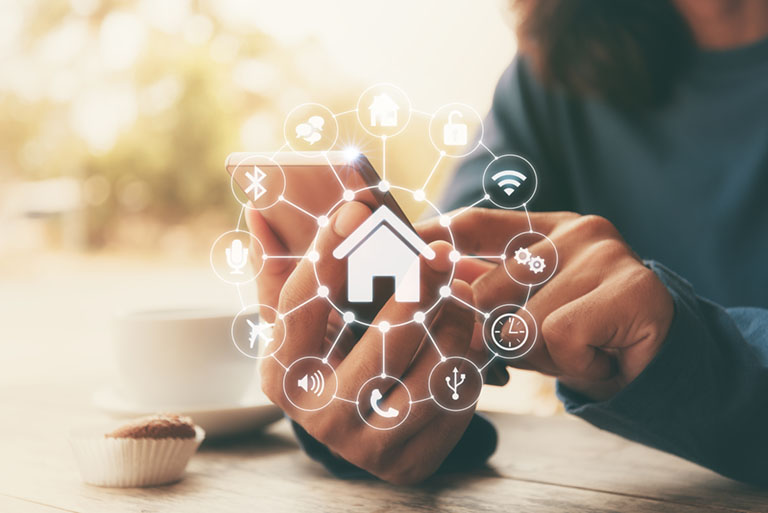 Haus mit unterschiedlichen Icons steht für Smart Home und Sicherheitstechnik