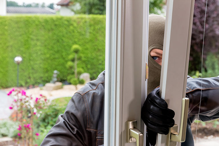 Einbrecher kommt durch das gekippte Fenster - Einbruchschutz bei Benz-Alarm in Stuttgart und Ludwigsburg