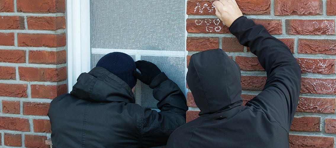 Gaunerzinken erkennen und sich vor Einbrechern schützen